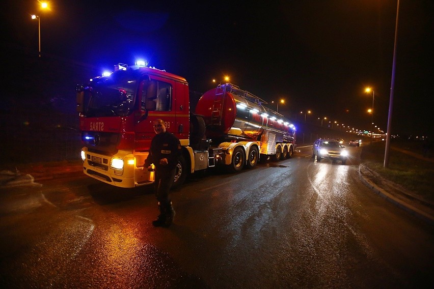 Ogromny pożar na terenie składu materiałów budowlanych MB 03...