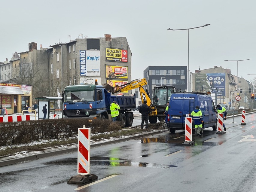 Awaria na Grudziądzkiej! Pękła rura, są utrudnienia w ruchu!