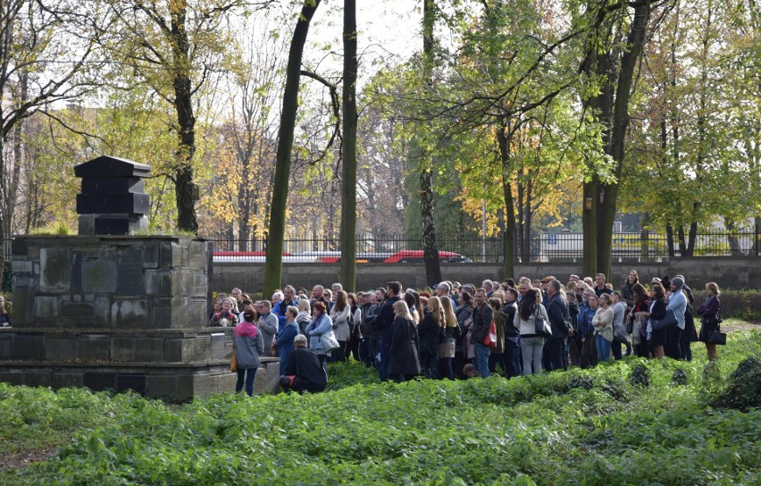 Niezwykła lekcja historii 1 listopada z dr Jackiem Proszykiem na zabytkowym cmentarzu żydowskim w Oświęcimiu [ZDJĘCIA]