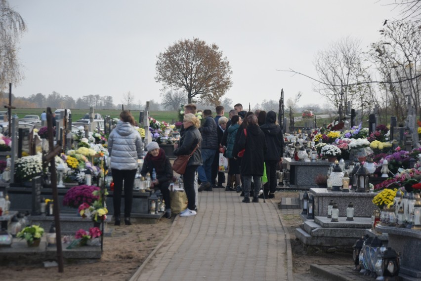 Mieszkańcy odwiedzają groby bliskich na cmentarzu w Odechowie, w gminie Skaryszew. Zobaczcie zdjęcia