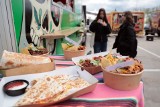 Amerykański burger, egzotyczne danie z dalekiej Tajlandii, a może belgijskie frytki? Food trucki karmią przy Felicity! Zobacz zdjęcia