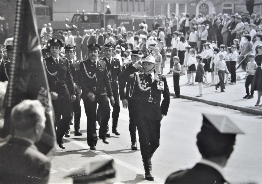 Przejście pochodu przed trybuna honorową. Lata 70. XX wieku
