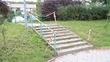 Zamknęli schody przy szkole i ośrodku dla seniorów w Kielcach, zamiast je wyremontować. "Nie ma pieniędzy"