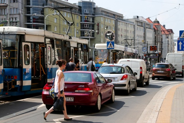 28.07.2014 wroclaw przystanek podwojny wiedenski na ulicy pilsudskiego komunikacja przystanek gazeta wroclawska pawel relikowski / gazeta wroclawska..