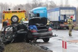 Łódzkie. Potworny wypadek pod Ozorkowem. 32-letni letni kierowca bmw, uderzył w ciężarówkę. Mężczyzna zmarł w szpitalu!