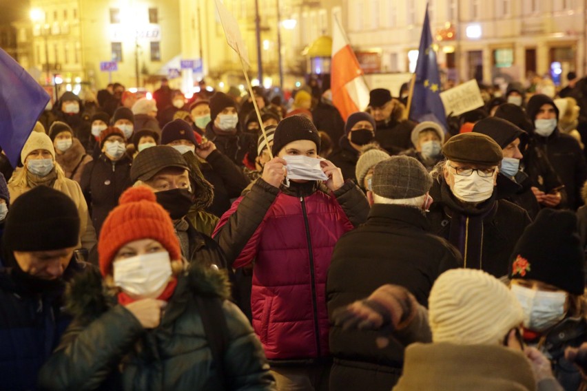 „Veto! Wolne media. Wolni ludzie. Wolna Polska”. W Lublinie protestowali przeciwko tzw. ustawie „lex TVN”. Zobacz zdjęcia