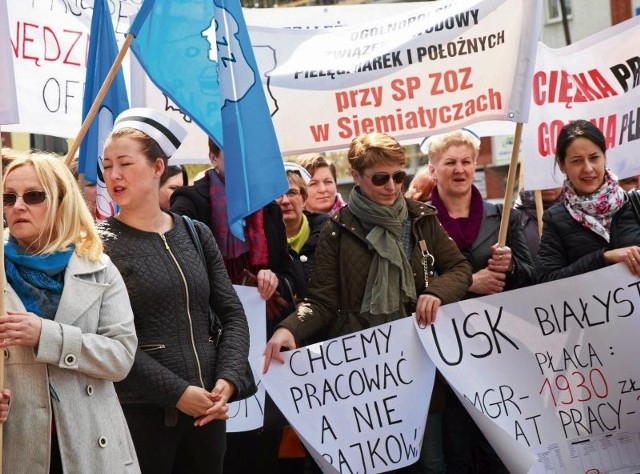 Podlaskie pielęgniarki domagają się tak jak ich koleżanki w całej Polsce, godnej płacy. Na zdjęciu podczas kwietniowej manifestacji pod urzędem marszałkowskim w Białymstoku.