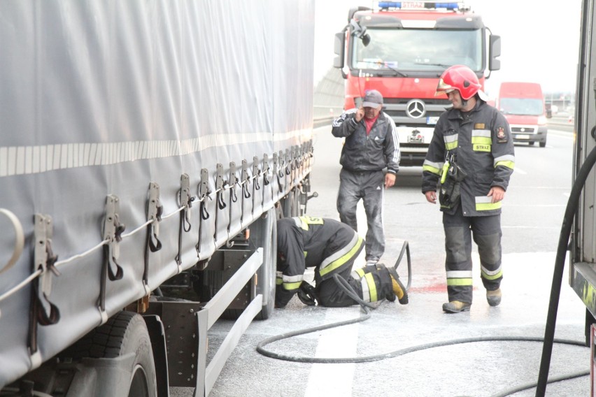 Wrocław: Pożar ciężarówki na AOW. Są utrudnienia [ZDJĘCIA]