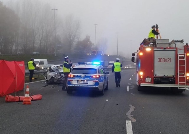 Wypadek na A4 w Katowicach okazał się śmiertelny. Zginął pasażer samochodu osobowego.