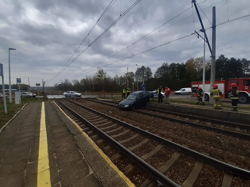 Na przystanku kolejowym Czarnca samochód zjechał z peronu na tory. Kierowca ...uciekł