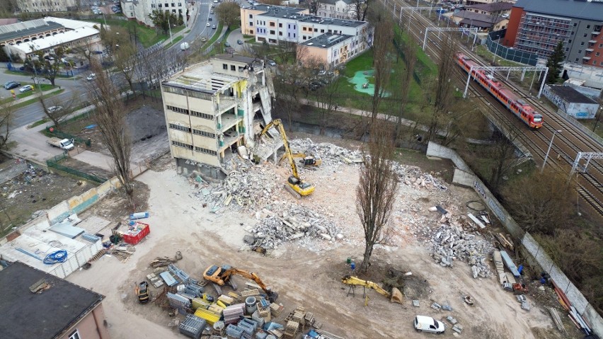 Trwa rozbiórka budynków po zakładach obuwniczych przy ul. Kunickiego. Zobacz zdjęcia z drona
