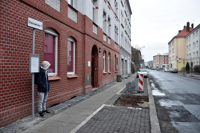 Drzewa nasadzone wzdłuż prawej strony ul. Dubois usunięto i...