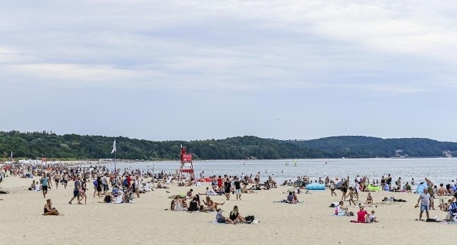 Sezon letni to duże wyzwanie dla pracowników handlu, zwłaszcza w popularnych miejscowościach. Wtedy można nie tylko zarobić, ale też odpocząć w pięknym miejscu