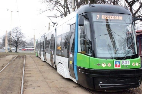 Tramwaje niskopodłogowe typu swing będą teraz jeździć nad jezioro Głębokie.