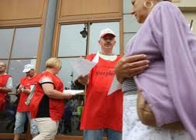 Związkowcy rozdają ulotki przechodniom w Lublinie w ramach kampanii "Stop umowom śmieciowym".