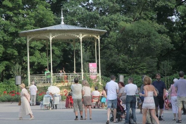 Stoliki i ławeczki staną przy altanie.