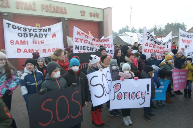 Już kilka razy mieszkańcy Borkowic protestowali w sprawie toksycznych odpadów, żądając ich usunięcia.