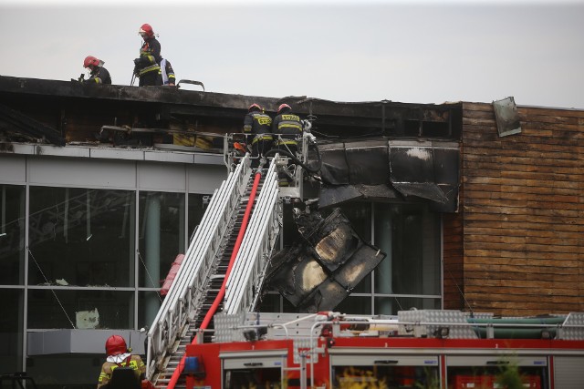 Pożar salonu Forda w Mysłowicach. Płonęło 800 m kw dachu. Co z samochodami?