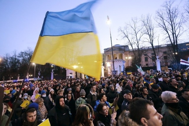 W rocznicę agresji Rosji na Ukrainę pod ambasadą Federacji Rosyjskiej przy ulicy Belwederskiej 49 o godz. 17.30 odbędzie się manifestacja solidarności z Ukrainą.