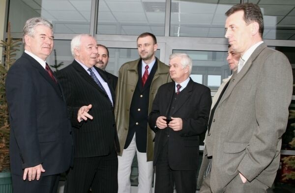 (drugi z lewej) Ryszard Krystek (wiceminister infrastruktury podczas wizyty w Wojewódzkim Ośrodku Ruchu Drogowego w Tarnobrzegu.