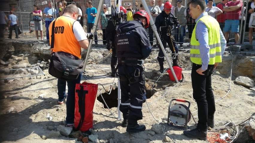 Odkrycie przed Bramą Krakowską. Strażacy zbadali dno 22-metrowej studni (WIDEO, ZDJĘCIA)