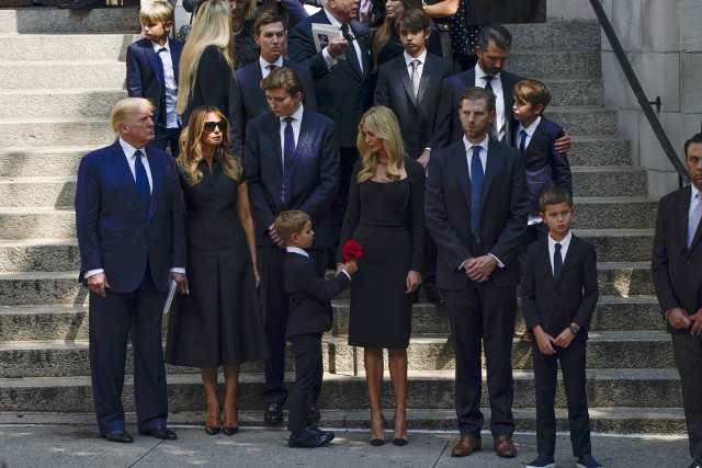 Donald Trump i członkowie jego rodziny żegnają jego pierwsza żonę, Ivanę.