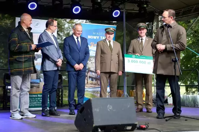 Wiceminister Edward Siarka (pierwszy z prawej) przekazał symboliczny czek na 3 mln zł na ręce Krzysztofa Fabera - starosty nowotarskiego (trzeci z lewej)