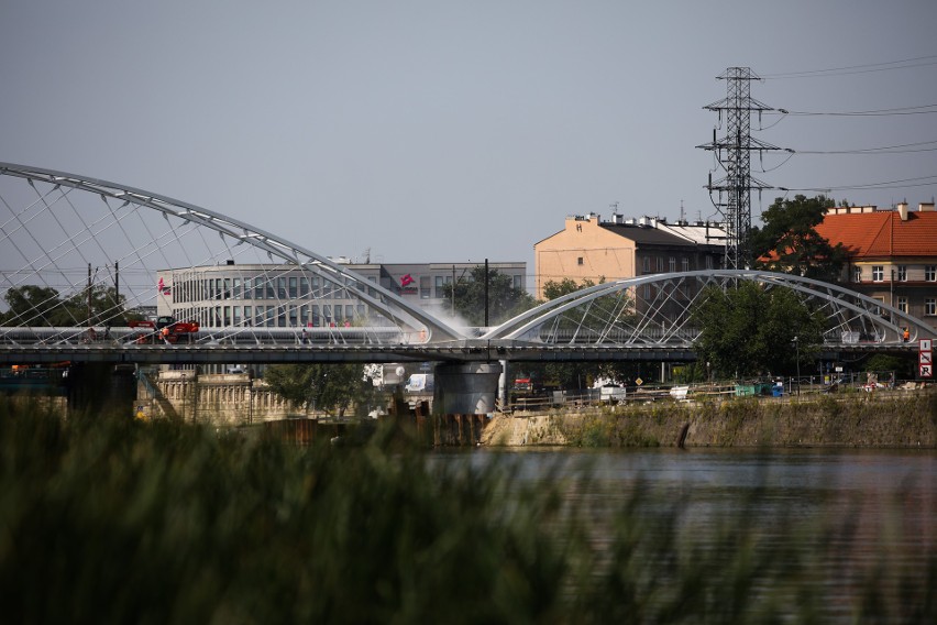 Kraków. Nowy most kolejowy niemal gotowy, kolejny etap inwestycji [ZDJĘCIA]