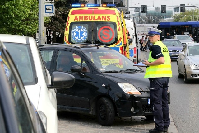 Samochód potrącił starszą kobietę na ul. Swobodnej we Wrocławiu 6.05.2022
