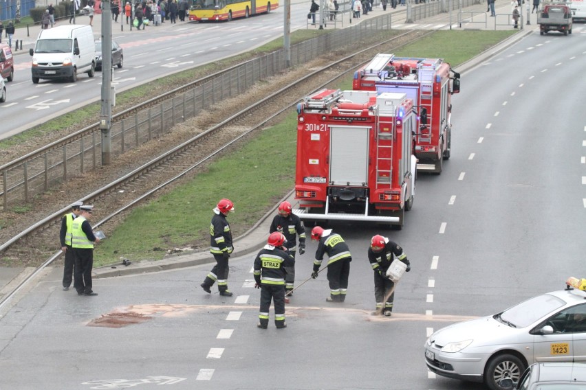 Wypadek na Legnickiej. Auta zablokowały torowisko