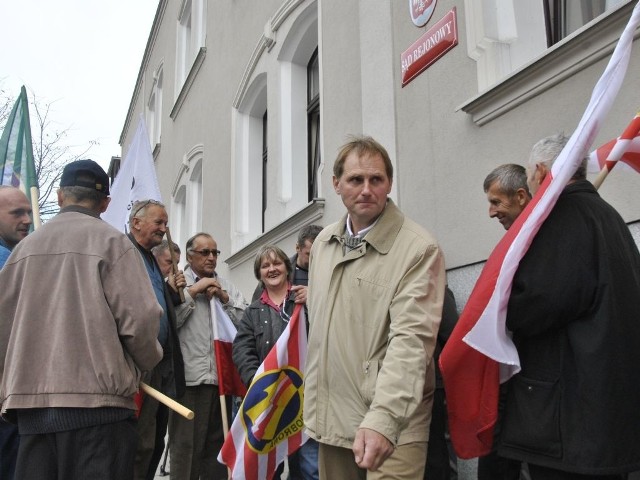 Przed grudziądzkim sądem zgromadziło się kilkunastu gospodarzy. Krzysztof Chęciński (w środku) cieszył się z tego wsparcia. Kolejna rozprawa 26 listopada.