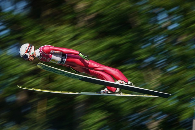 Tydzień temu Polacy w Wiśle wygrali konkurs drużynowy, a Kamil Stoch - indywidualny. Teraz czas letnie skoki w Hinterzarten