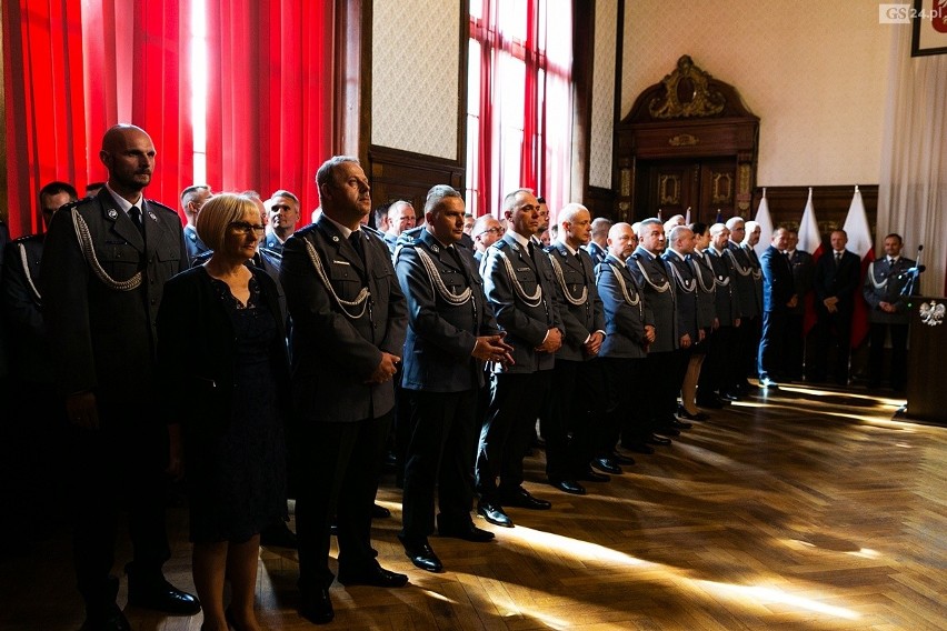 Ślubowanie nowych policjantów oraz wręczenia odznaczeń i medali w Urzędzie Wojewódzkim w Szczecinie