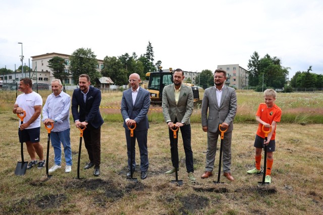 W Kostuchnie wbito pierwszą łopatę pod budowę nowego obiektu sportowego  Zobacz kolejne zdjęcia. Przesuwaj zdjęcia w prawo - naciśnij strzałkę lub przycisk NASTĘPNE