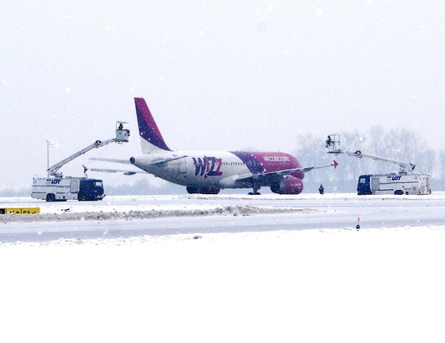 W porannym szczycie z wrocławskiego lotniska odlatuje ponad 10 samolotów w ciągu godziny. Zimą bywa, że wszystkie trzeba odlodzić.