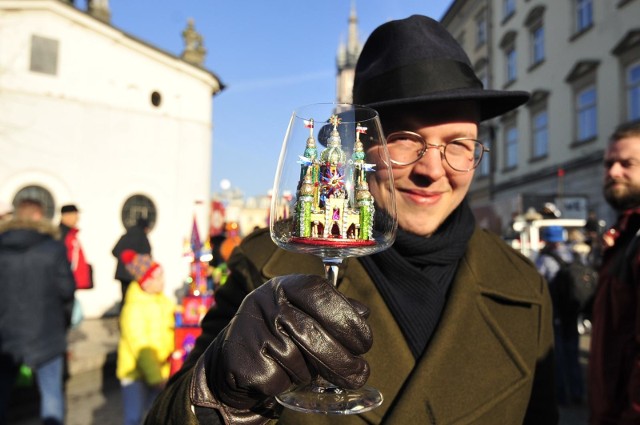 W tym roku nie odbędzie się prezentacja szopek przy pomniku Mickiewicza, ani tradycyjny korowód. Tak krakowscy szopkarze prezentowali swoje prace w minionych latach