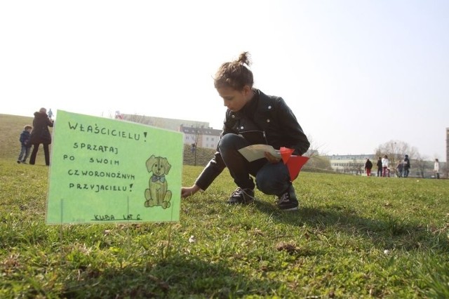 214 mandatów wystawili już w tym roku strażnicy miejscy właścicielom psów, którzy nie posprzątali po swoich pupilach. Kolejnych 69 osób pouczono, a w ośmiu przypadkach skierowano wniosek o ukaranie do sądu.