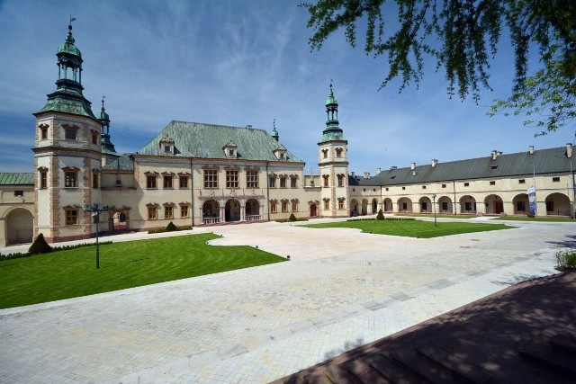 Z inicjatywy Stanisława Staszica, 20 lutego 1816 roku powołano w Kielcach Główną Dyrekcję Górniczą oraz Szkołę Akademiczno-Górniczą, która była siódmą w Europie i pierwszą w Polsce wyższą uczelnią techniczną. Siedzibę akademii ulokowano w północnym skrzydle byłego Pałacu Biskupów Krakowskich w Kielcach.
