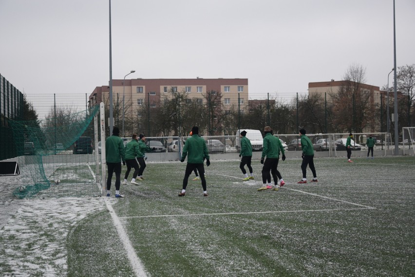 Piłkarze Radomiaka przed sobotnim meczem z Lechem Poznań trenowali na ... sztucznej nawierzchni (ZOBACZ ZDJĘCIA) 
