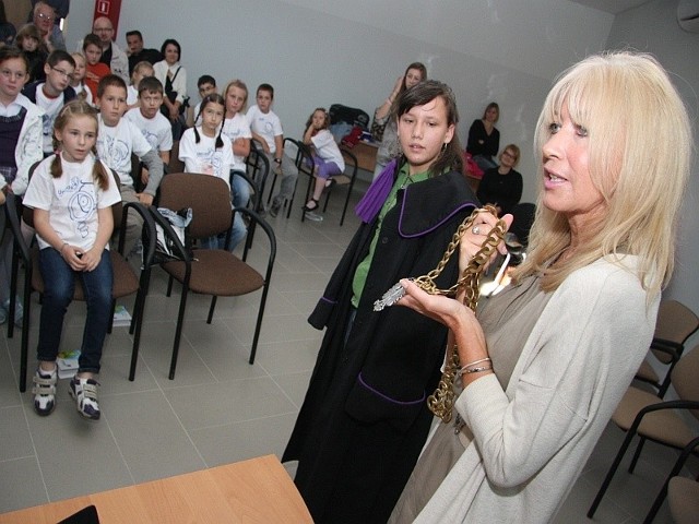 Sędzia podczas spotkania z dziećmi w w minioną sobotę w Brzegu  w ramach wykładów uniwersytetu dziecięcego Unikids. - Bez łańcucha sędzia nie ma prawa rozpocząć posiedzenia sądu - mówi.