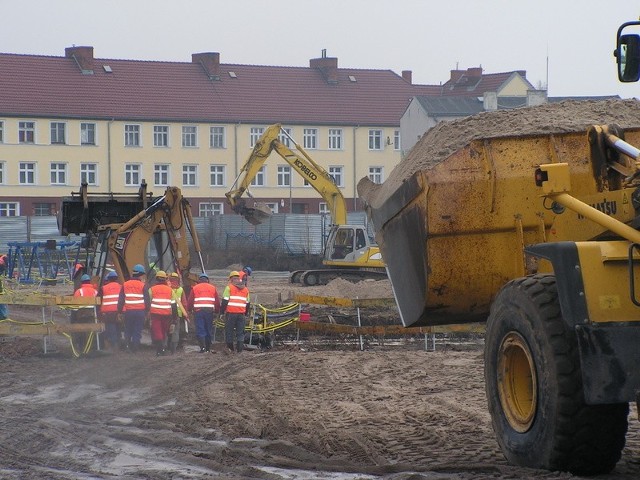 Na placu budowy Novej Park pracuje kilka ciężkich maszyn i kilkudziesięciu budowlańców