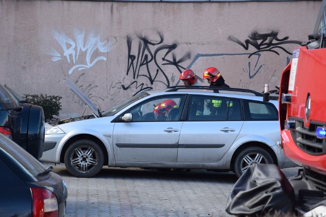 O 12.00 strażacy z KP PSP w Żarach wyjechali do dymiącego się samochodu.