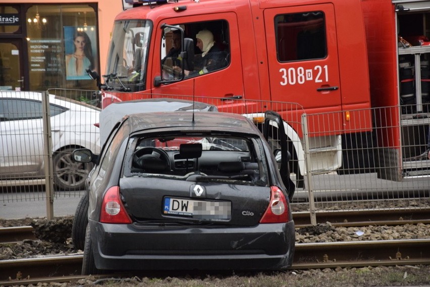 Wypadek na Kazimierza Wielkiego. Samochód wpadł na torowisko