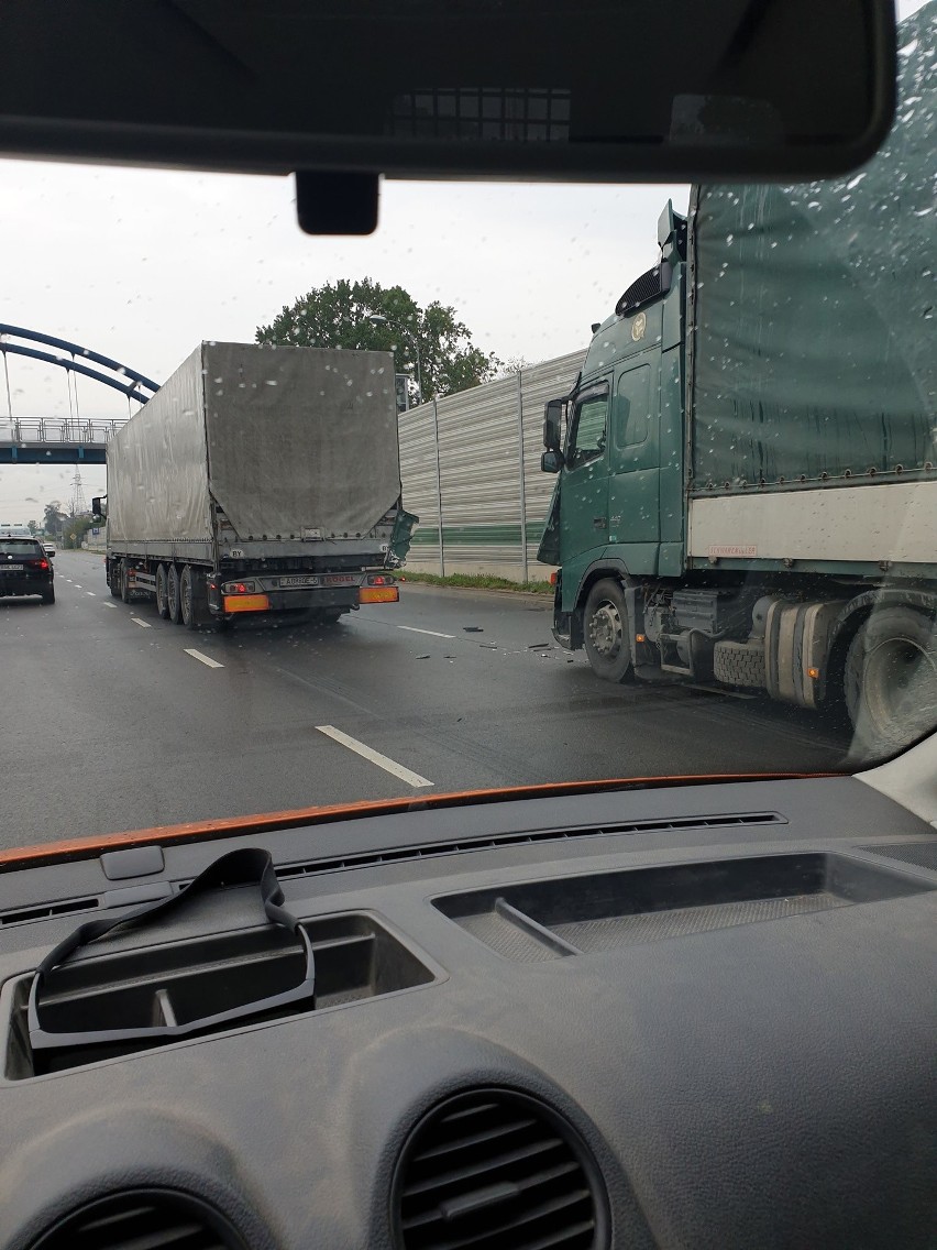 Korek na wylotówce z Białegostoku w stronę Warszawy. Kolizja dwóch ciężarówek na Andersa [ZDJĘCIA]