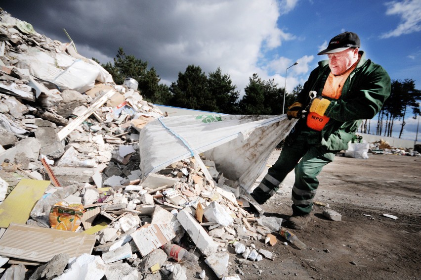 Odpady budowlane i rozbiórkowe to: odpady betonu oraz gruz...