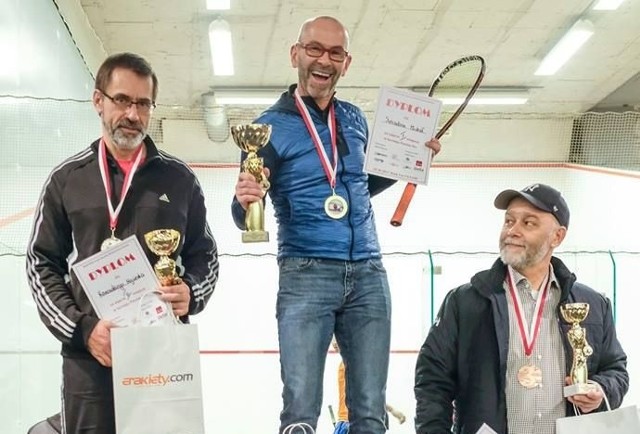 Podróżnik i biznesmen Michał Sieradzan z Kielc (w środku) zajął pierwsze miejsce w Indywidualnych Mistrzostwach Polski Masters w squashu dla amatorów, które odbyły się w Łodzi. Z lewej drugi w klasyfikacji Wojciech Karwowski z Warszawy, a z prawej trzeci Michał Samet z Gdańska.