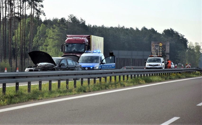 Na trasie S3 w okolicach Świebodzina bmw uderzyło w barierki. Okazało się, że w samochodzie pękła opona