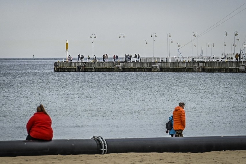 Od kilku dni w Sopocie na plaży widać rurę refulacyjną