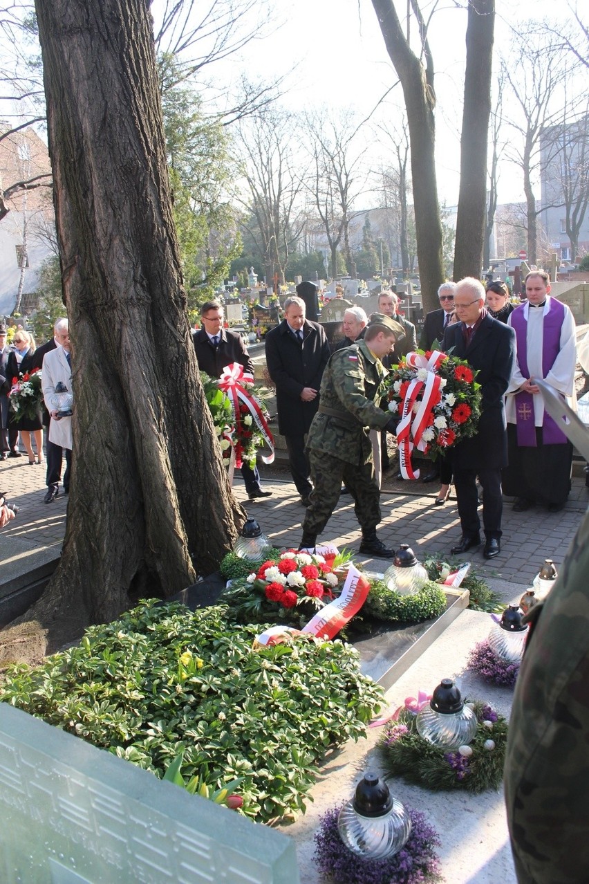 Na cmentarzu przy ul. Sienkiewicza w Katowicach, przy grobie...