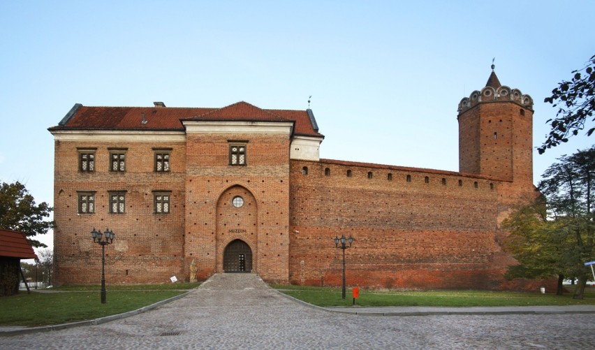 Zamek Królewski w Łęczycy został wzniesiony przez króla...